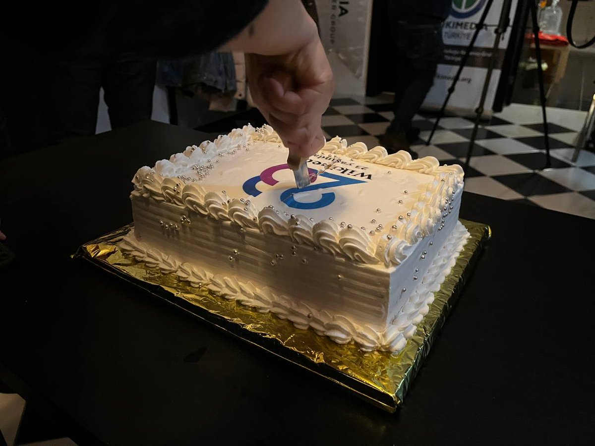 WikimediaTurkey's tweet photo. Wikimedia Türkiye üyeleri, 15 Ocak 2001 tarihinde kurulan #Vikipedi'nin 23. yaşını İstanbul'da kutladılar. Bilgi dolu nice yaşlara Vikipedi! 🎉 #WikipediaDay https://t.co/YmOgqnqdoU