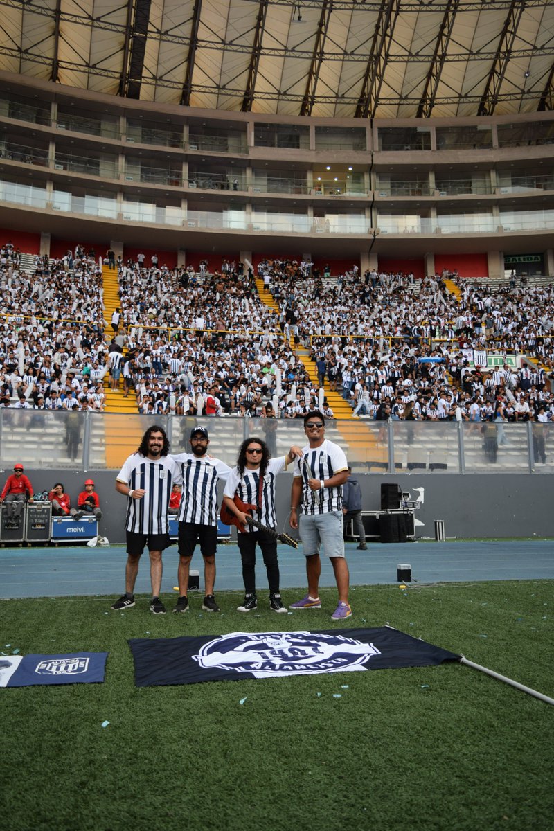 1901BDRA's tweet photo. Gracias @ClubALoficial por la oportunidad y gracias a la hinchada más grande del país y a todos los hinchas que corearon cada una de las canciones, abrimos el año cumpliendo un sueño! ARRIBA ALIANZA! 💙🤍💙

¿Les gustaria que lleguemos a Trujillo para la tarde blanquiazul? https://t.co/3mBe6SuXgD