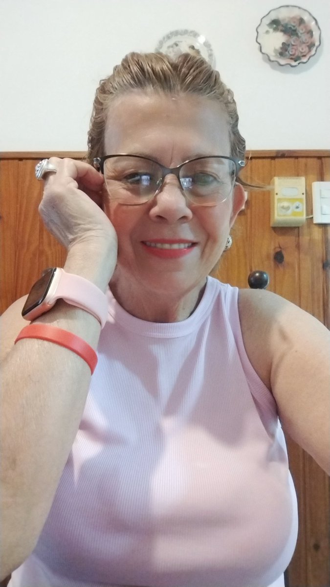 julia80577's tweet photo. Buen martes para todos saludos ❤️❤️❤️❤️ https://t.co/hi8eaPNn9m