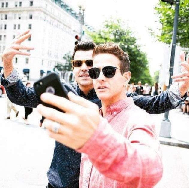 ZimPeggy's tweet photo. @NKOTB @joeymcintyre #JoeDan โค๐ https://t.co/aTPpbA6uou