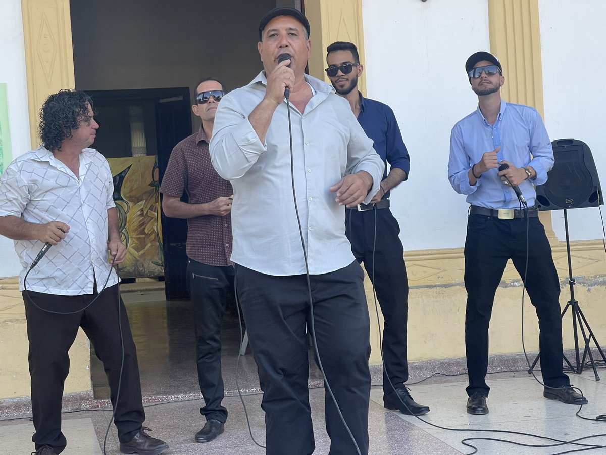 manueldositeo's tweet photo. 🥳Disfrutamos de la inauguración de la Exposición Colectiva “Reflejos del Alma” por el Colectivo Plástico Bayado, desde nuestra galería Marcos Pavón. También de la buena música de “Vocal Enserio”. Celebrando la 41 Semana de la Cultura Holguinera.
#SomosCulturaHolguín https://t.co/pOtkm4i9nP