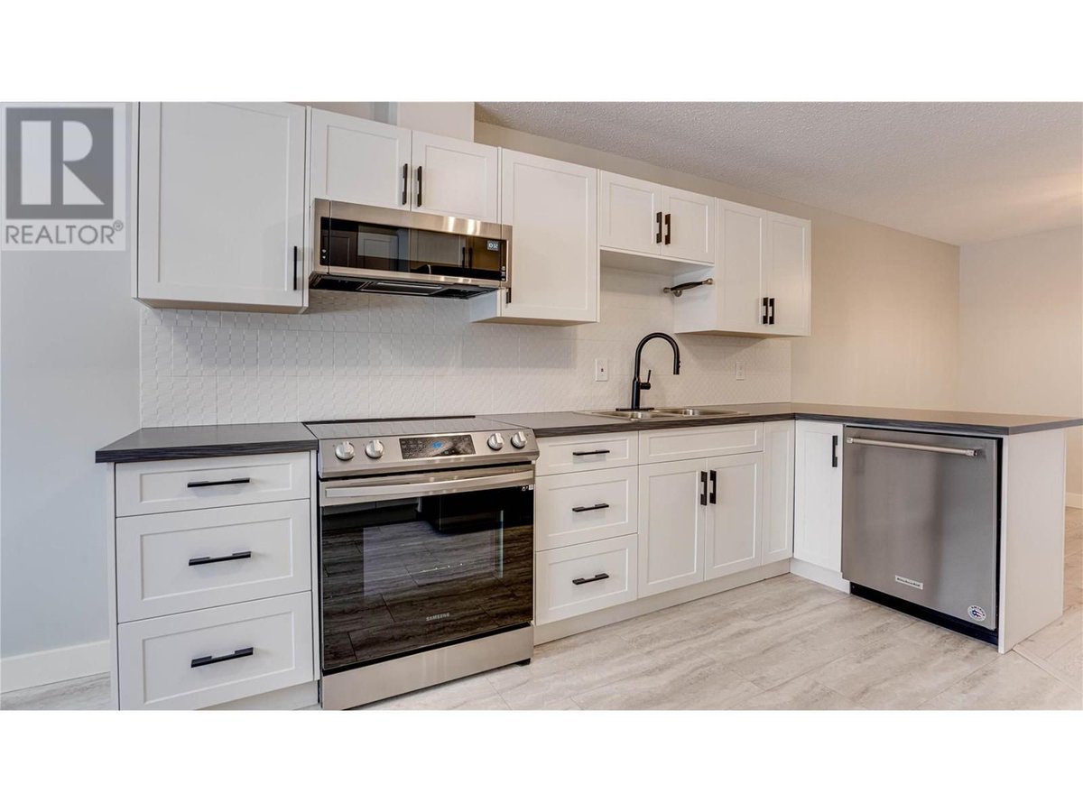 DefeoRealEstate's tweet image. 💥NEW LISTING! 3709 15 Ave, Vernon BC $698,000
5 bed + 2 bath half duplex with suite! Call Kim Cucheran at 250-306-3463 to view!
tinyurl.com/mrxkjft4