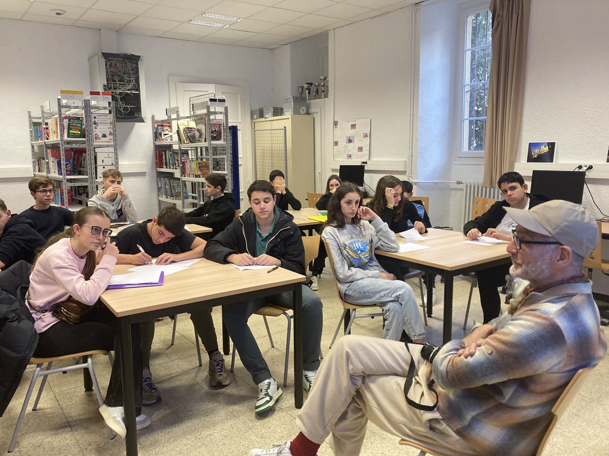 CCdi2b's tweet photo. Rencontre des élèves de 3e D avec le #photographe documentaire Philippe Chancel. Prélude à un itinéraire photographique dans #Bastia autour du thème de l’eau. Un récit en image et en mots en partenariat avec le réseau des médiathèques/cité éducative et l’association Sguardi #EAC https://t.co/amIE4g5Fx0