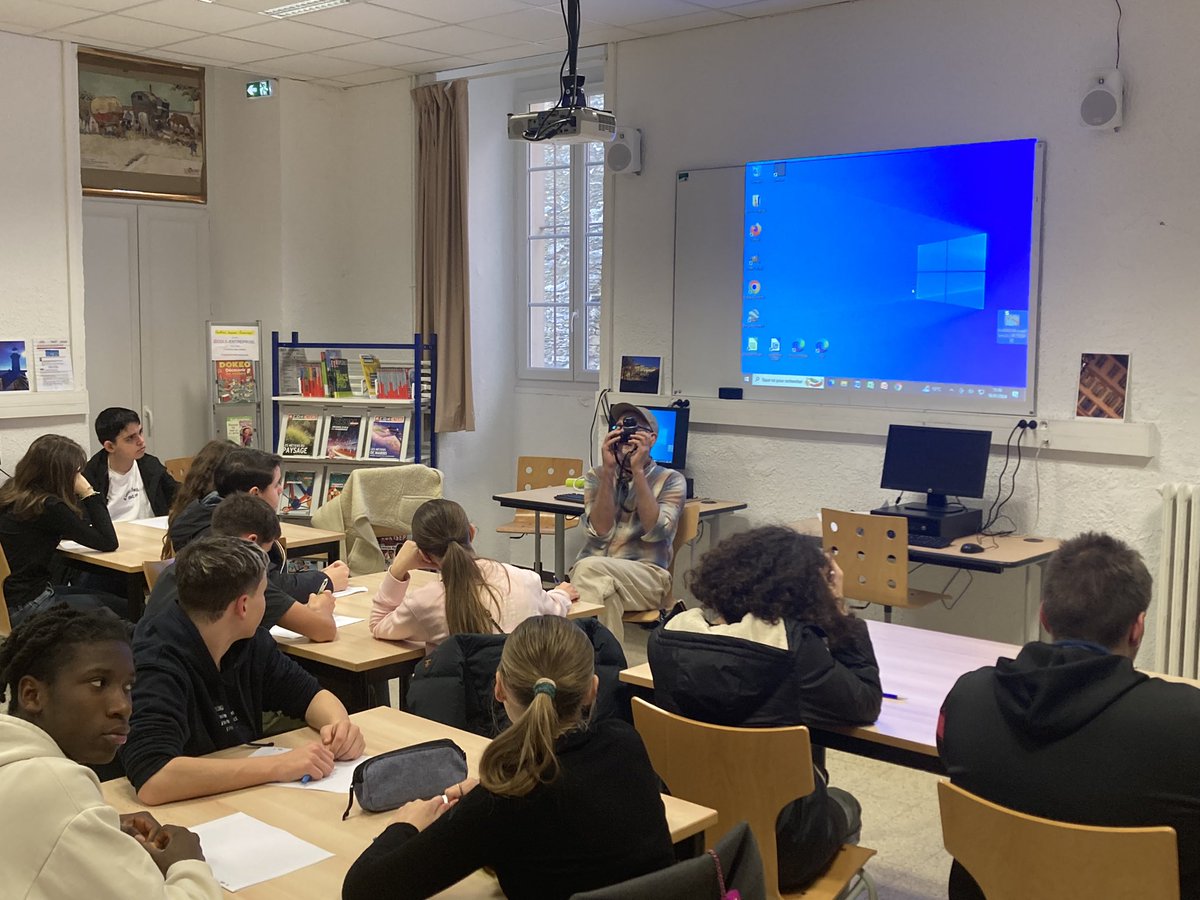 CCdi2b's tweet photo. Rencontre des élèves de 3e D avec le #photographe documentaire Philippe Chancel. Prélude à un itinéraire photographique dans #Bastia autour du thème de l’eau. Un récit en image et en mots en partenariat avec le réseau des médiathèques/cité éducative et l’association Sguardi #EAC https://t.co/amIE4g5Fx0