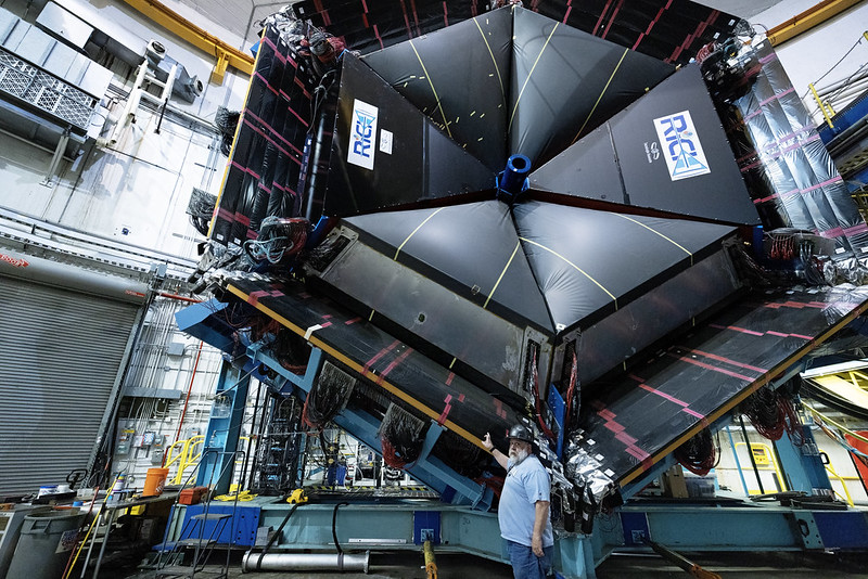 doescience's tweet image. Nuclear physics deals with incredibly tiny particles, but requires some very big equipment to study them. Check out some of the best photos of the year of the machinery and people who use it @JLab_News: jlab.org/news/stories/v…