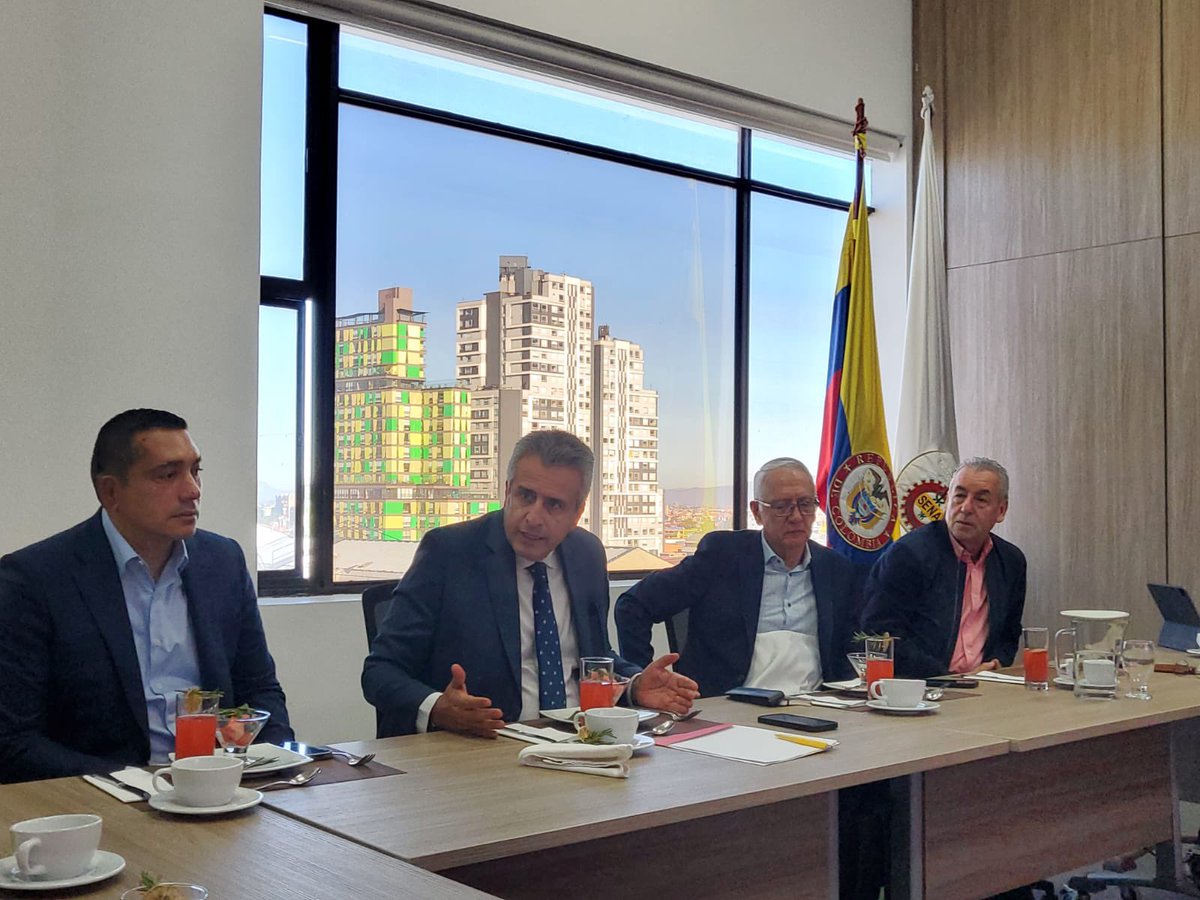 OctavioGuzmanGu's tweet photo. Continuamos en nuestra agenda nacional, trabajando en unidad por el bienestar de nuestro departamento. Hoy desarrollamos reunión con el @MinInterior @velascoluisf y el @MinSaludCol @GA_Jaramillo, en donde acordamos unir esfuerzos para hacer realidad los estudios y diseños para la construcción del Hospital Nivel 2 de El Bordo, #Patía, un gran sueño que hoy empezamos a materializar para el sur del Cauca.