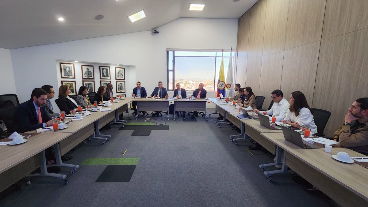 OctavioGuzmanGu's tweet photo. Continuamos en nuestra agenda nacional, trabajando en unidad por el bienestar de nuestro departamento. Hoy desarrollamos reunión con el @MinInterior @velascoluisf y el @MinSaludCol @GA_Jaramillo, en donde acordamos unir esfuerzos para hacer realidad los estudios y diseños para la construcción del Hospital Nivel 2 de El Bordo, #Patía, un gran sueño que hoy empezamos a materializar para el sur del Cauca.