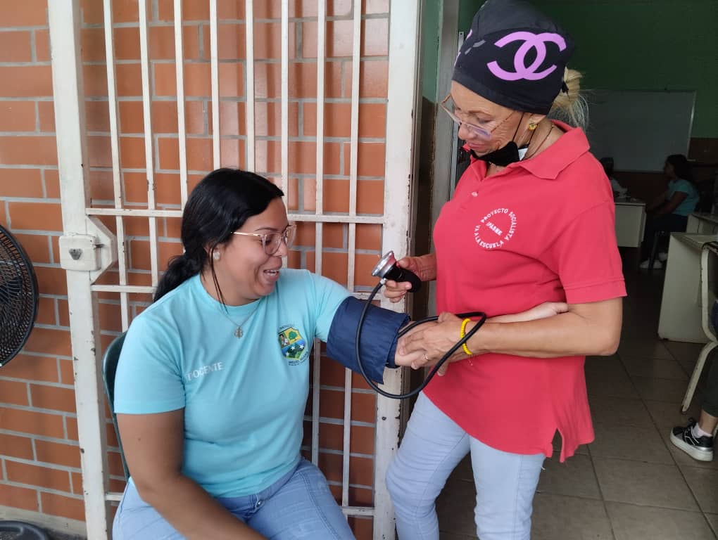 IpasmeOficial's tweet photo. La U.M. @IpasmeNvaE realizó jornada médica "Por amor a mis maestras/os" en la U.E.N.B. Mons. Eduardo Vásquez de la comunidad El Valle del Espíritu Santo. 

Especialidades: ginecología, odontología, pediatría, medicina general. 

#TransformarPorElFuturo
@NicolasMaduro https://t.co/n1TvebWzYM