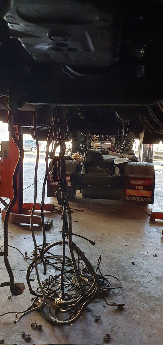 trucksttesmundo's tweet photo. Cuando algun elemento en #carretera lo coge la #transmision resultado: destrozo d instalacion electrica, d adblue y d aire #ramonruiztalleres #passion❤️ #trucks #reparando #camiones #semirremolques #lcv #tacografos #tallerAlltrucks #NII #AP2 #SalidaAlfajarin #alfajarin #Zaragoza https://t.co/gDbiOKWsEC