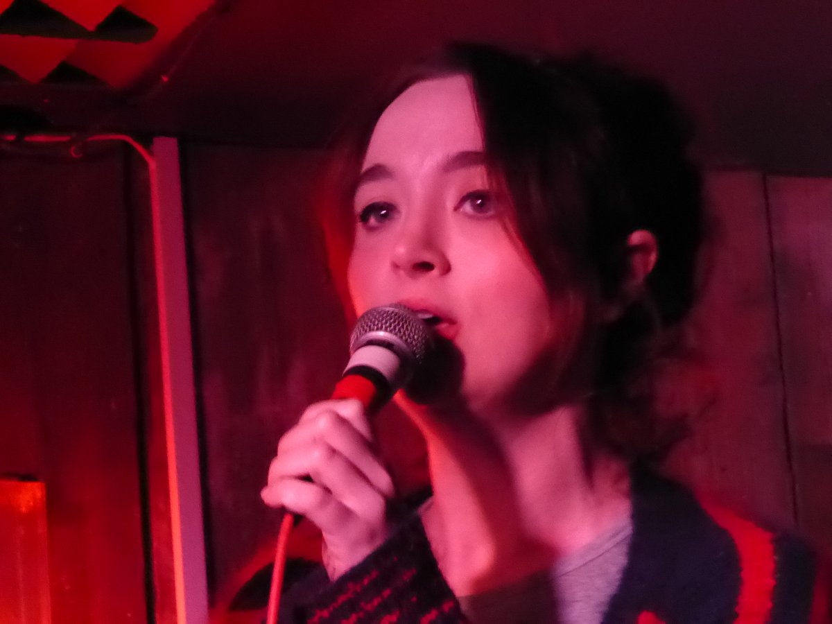 AltComMemSoc's tweet photo. At Monday's #ACMS you saw, and should see more of:
😻 @turlygod & @siandocksey!
🍺 @RuffledBricks!
💃 @FernBrady!
🧑🔬 @thetedhill @ @marksilcox! https://t.co/RNhxHlpEXq