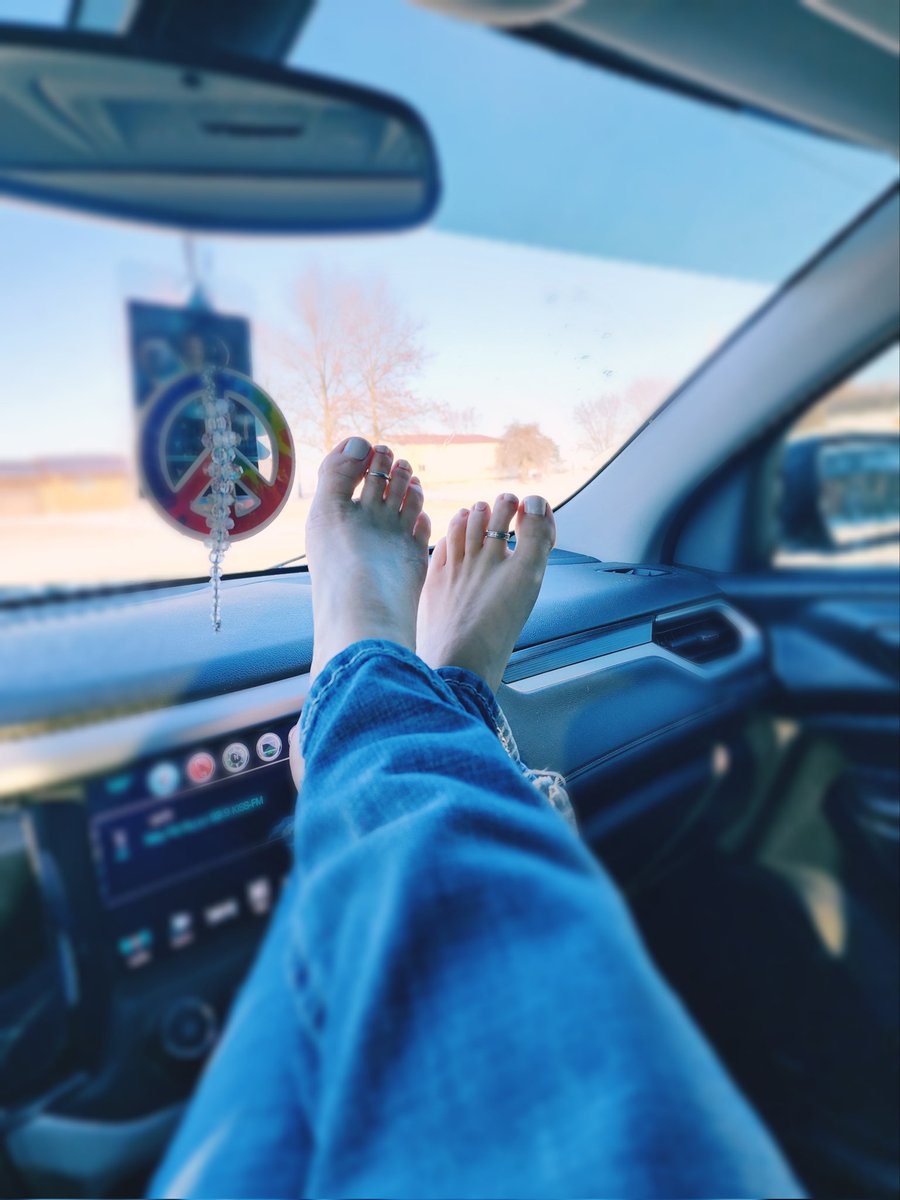 TwinkleToe76112's tweet photo. Negative temps but my feet are too cute to cover up 👣🥶🖤😊🥰👸
Snow feet
White toes
Cute soles https://t.co/oM8ZUniWID