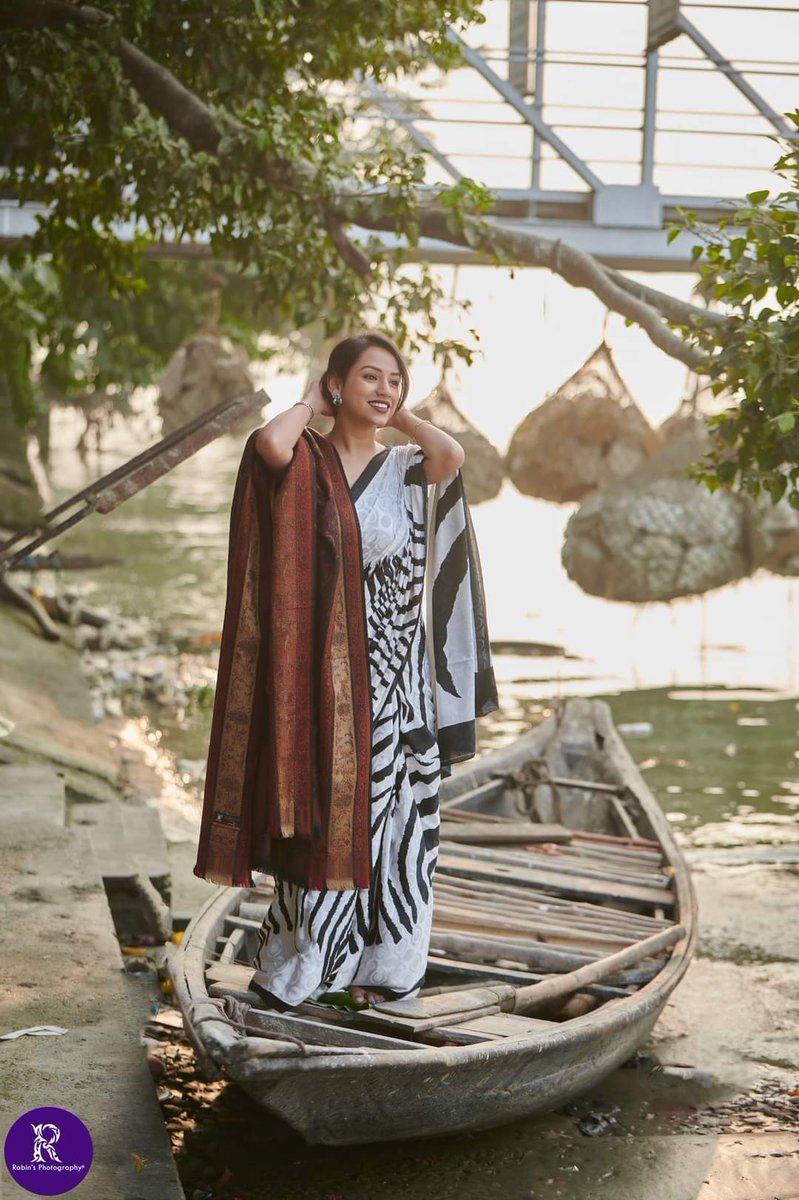 Rabinsclick's tweet photo. Capturing the timeless elegance of traditional sarees in the heart of nature. Embracing the beauty of outdoor fashion with grace and style. 🌿👗 #SareeSwag #OutdoorFashion #TraditionMeetsNature https://t.co/mqcoJR2C6x