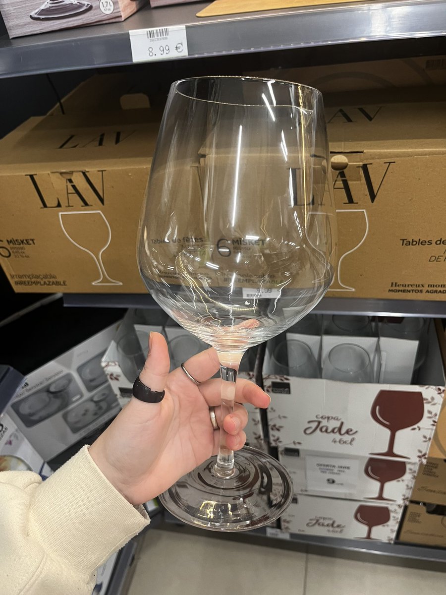 kansaita_'s tweet photo. por fin he encontrado la copa que necesito para beberme un vinito https://t.co/OjJeMk0ryY