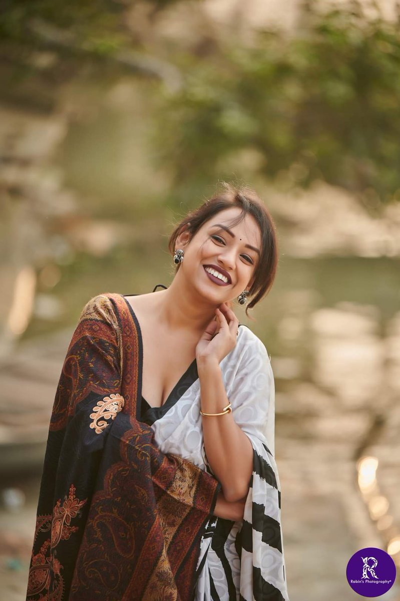 Rabinsclick's tweet photo. Capturing the timeless elegance of traditional sarees in the heart of nature. Embracing the beauty of outdoor fashion with grace and style. 🌿👗 #SareeSwag #OutdoorFashion #TraditionMeetsNature https://t.co/mqcoJR2C6x