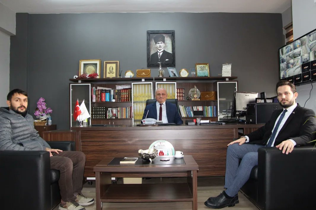 EneslerL's tweet photo. İlçe Milli Eğitim Müdürümüz Sayın İrfan DANIŞMAZ okulumuzu ziyaret ederek hem öğretmenlerimiz hem de öğrencilerimizle hasbihal ettiler. https://t.co/m28nsPjTiH