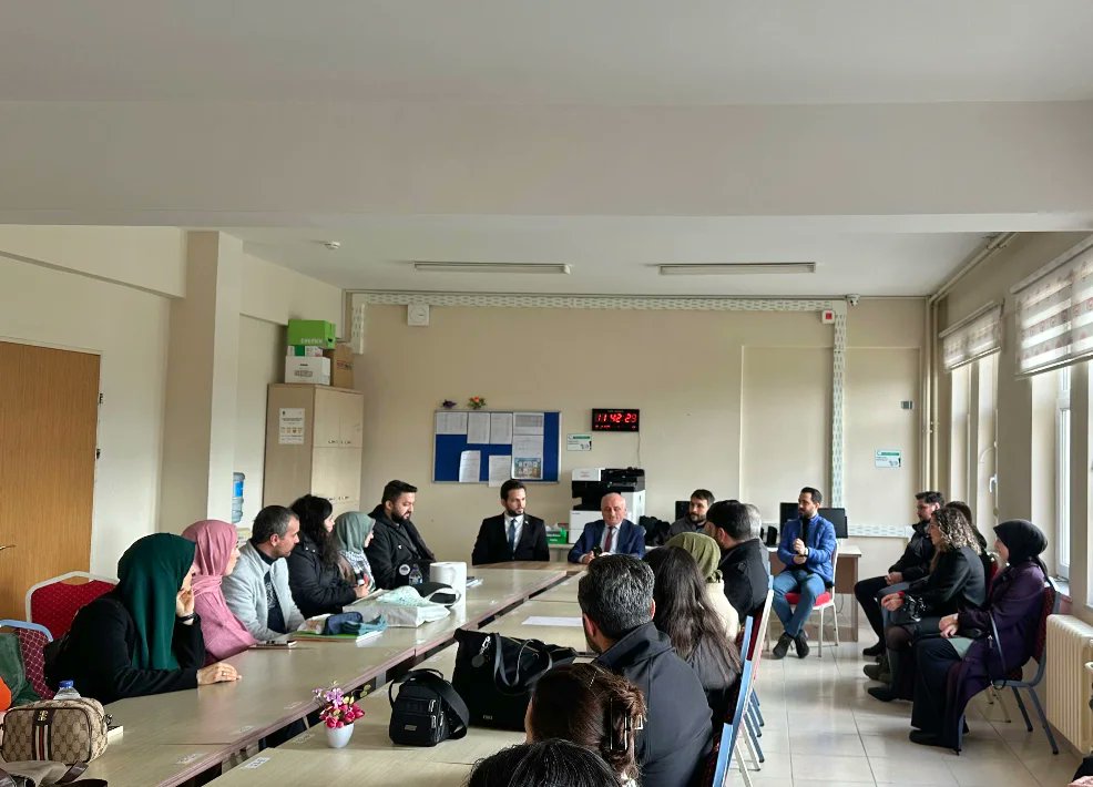 EneslerL's tweet photo. İlçe Milli Eğitim Müdürümüz Sayın İrfan DANIŞMAZ okulumuzu ziyaret ederek hem öğretmenlerimiz hem de öğrencilerimizle hasbihal ettiler. https://t.co/m28nsPjTiH