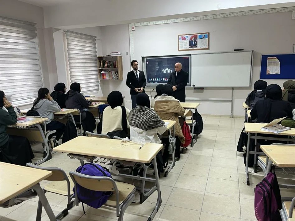 EneslerL's tweet photo. İlçe Milli Eğitim Müdürümüz Sayın İrfan DANIŞMAZ okulumuzu ziyaret ederek hem öğretmenlerimiz hem de öğrencilerimizle hasbihal ettiler. https://t.co/m28nsPjTiH