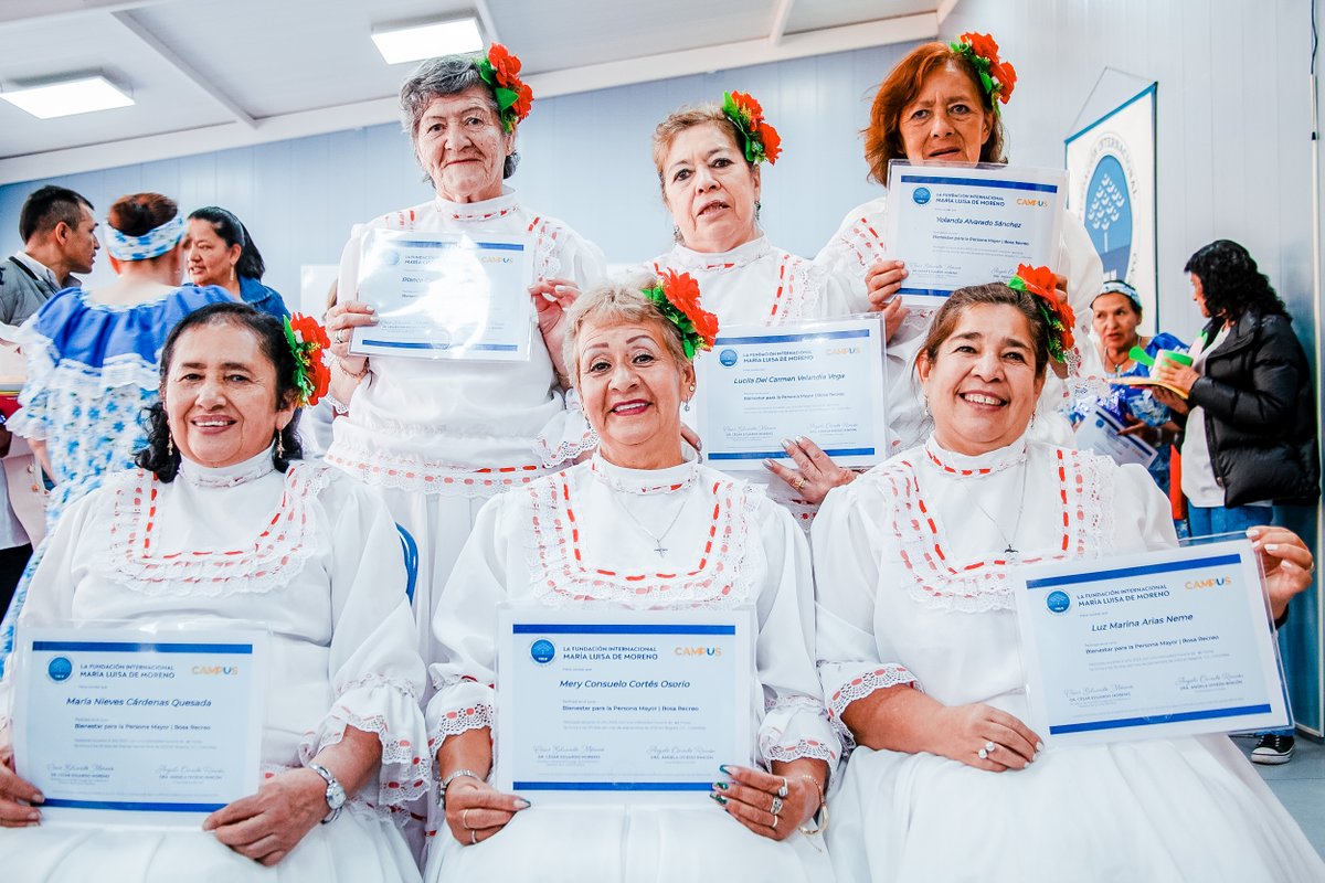 FIMLM's tweet photo. 🎓 En #BosaRecreo 🇨🇴, se realizó la clausura del proyecto #BienestarParaLaPersonaMayor, con el cual los adultos mayores fortalecieron su proyecto de vida mediante actividades de lenguaje, autocuidado, arte y tecnología.

⭐ Conoce más: https://t.co/ddjrrDmziU https://t.co/0GWMLgyHOP