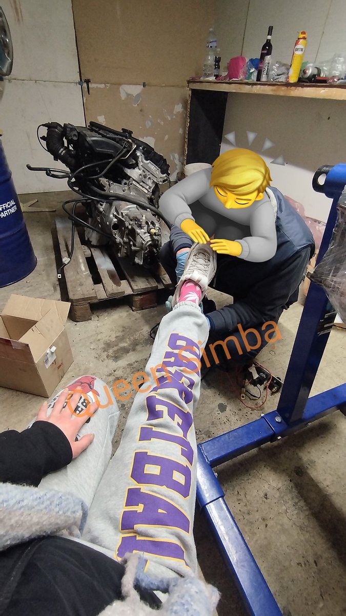 QueenSimba97's tweet photo. Lecca per bene questa lurida suola mentre non faccio altro che divertirmi, deriderti e sputarti addosso rospo.😂
Tu lavora , io mi rilasso... Bella comoda ad aspettare che le mie scarpe siano LIMPIDE, o ne pagherai le conseguenze. https://t.co/4lqgWysnOn