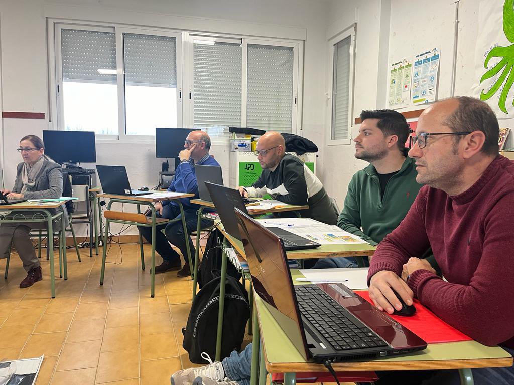 CasarCeip's tweet photo. Hoy hemos comenzado la formación de docentes de los coles @CasarCeip y @ceipsanjoseobrero_rincon que nos proporciona el @cprcoria en el que aprenderemos robótica en el aula y huerto escolar
Brillantes @disanedu como ponentes

@UpeCaceres @educacionEXT @enmarcha @InnovacionForm https://t.co/R8Ls8Mxlct