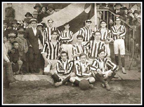 Um fio dedicado aquilo que de mais importante tem o clube: sua torcida.

Foto do período 1909/1911

Apesar de ser uma foto do time, temos vários torcedores em volta dos jogadores.