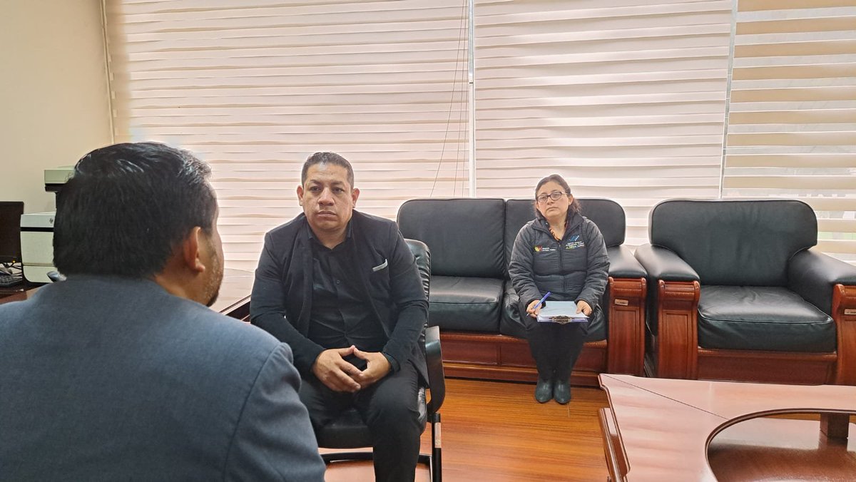 Salud_Loja's tweet photo. .@MPGonzalez01 recibió la visita de Geovanny Marín, coordinador zonal 7 de ARCSA, durante el diálogo se estableció compromisos para garantizar servicios de calidad a los usuarios de las diferentes casas de salud de la zona 7. 
#ElNuevoEcuador 
#EcuadorSinTerrorismo https://t.co/iH0YEpcLpL