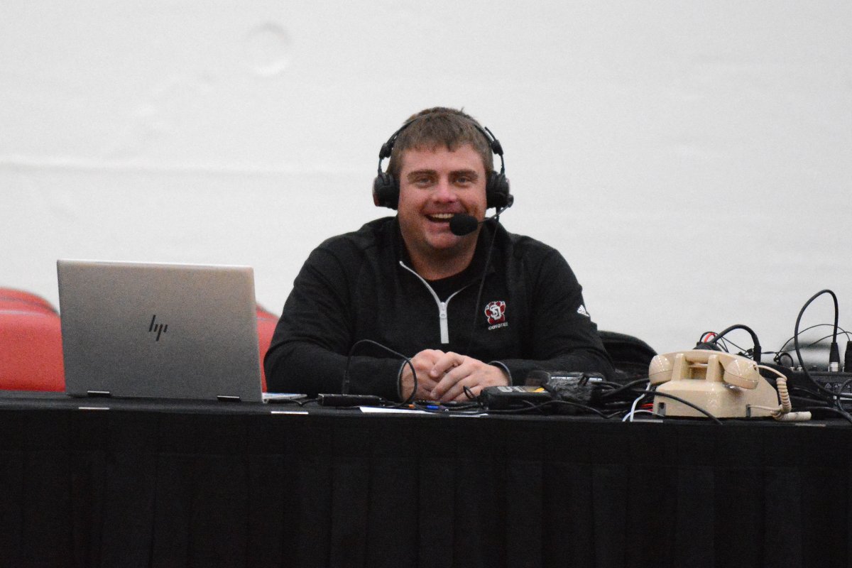 𝗦𝗽𝗼𝗿𝘁𝘀𝗰𝗮𝘀𝘁𝗲𝗿 𝗼𝗳 𝘁𝗵𝗲 𝗬𝗲𝗮𝗿!

John Thayer has been named South Dakota Sportscaster of the Year by the state's NSMA. Incredible honor. Congrats, John, and thank you for all you do for Coyote athletics!

🔗yote.us/3tUZA5Y

#WeAreSouthDakota x #GoYotes🐾