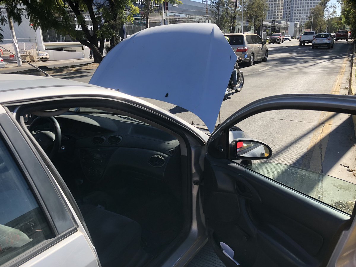 Royeravalos's tweet photo. @lider919 @Trafico_ZMG @GaboLoz  @TransporteJal automóvil averiado generando tráfico a la salida del túnel de López Mateos de plaza del Sol rumbo a las fuentes https://t.co/HCdS7lkkiV