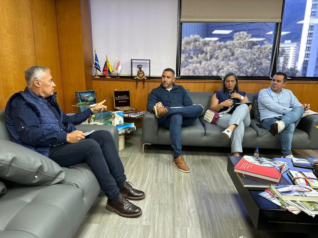 AliErnesto32's tweet photo. Sostuvimos una extraordinaria reunión con el gobernador @luismarcanos y todo su equipo, donde conversamos sobre las estrategias a implementar en el estado para seguir desarrollando la actividad turística en el oriente del país.
#TransfomarPorElFuturo https://t.co/Xqjhxz8taH