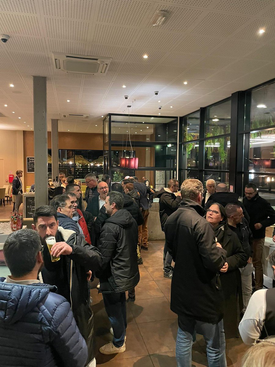 esveauche_off's tweet photo. [ESV BUSINESS CLUB] 🤝

150 personnes étaient au rendez-vous des vœux 🤝 de l'ESV Business Club chez notre partenaire Restaurant La Conciergerie Andrézieux. 

#teamesv💛🖤 https://t.co/Mtvco38g2j