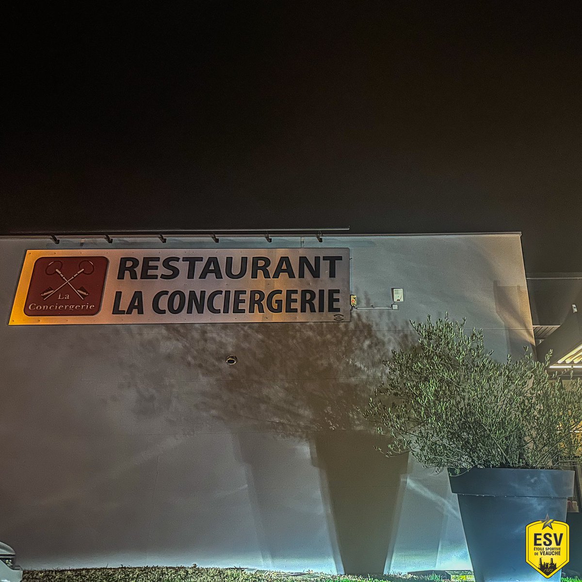 esveauche_off's tweet photo. [ESV BUSINESS CLUB] 🤝

150 personnes étaient au rendez-vous des vœux 🤝 de l'ESV Business Club chez notre partenaire Restaurant La Conciergerie Andrézieux. 

#teamesv💛🖤 https://t.co/Mtvco38g2j