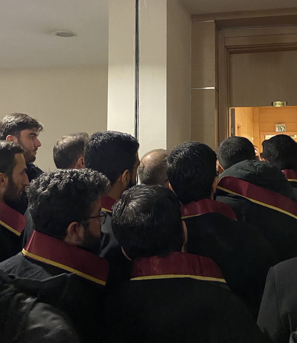 ErdemOzveren571's tweet photo. Geçmiş Günün En Güzel Karelerinden
Biride Şüphesiz Bu Fotoğraftı | 📸

💢 Hiç Tanımadığı Bir Müslümanı
Sırf ALLAH rızası için ve , ALLAH'ın
Kur'ân Ayeti ile Kardeş Kılması
Sebebiyle Savunmaya Gelen
Onlarca Avukat.

Bu Birlikteliği Çoğaltmamız Lazım. https://t.co/PXNZQjHr8x
