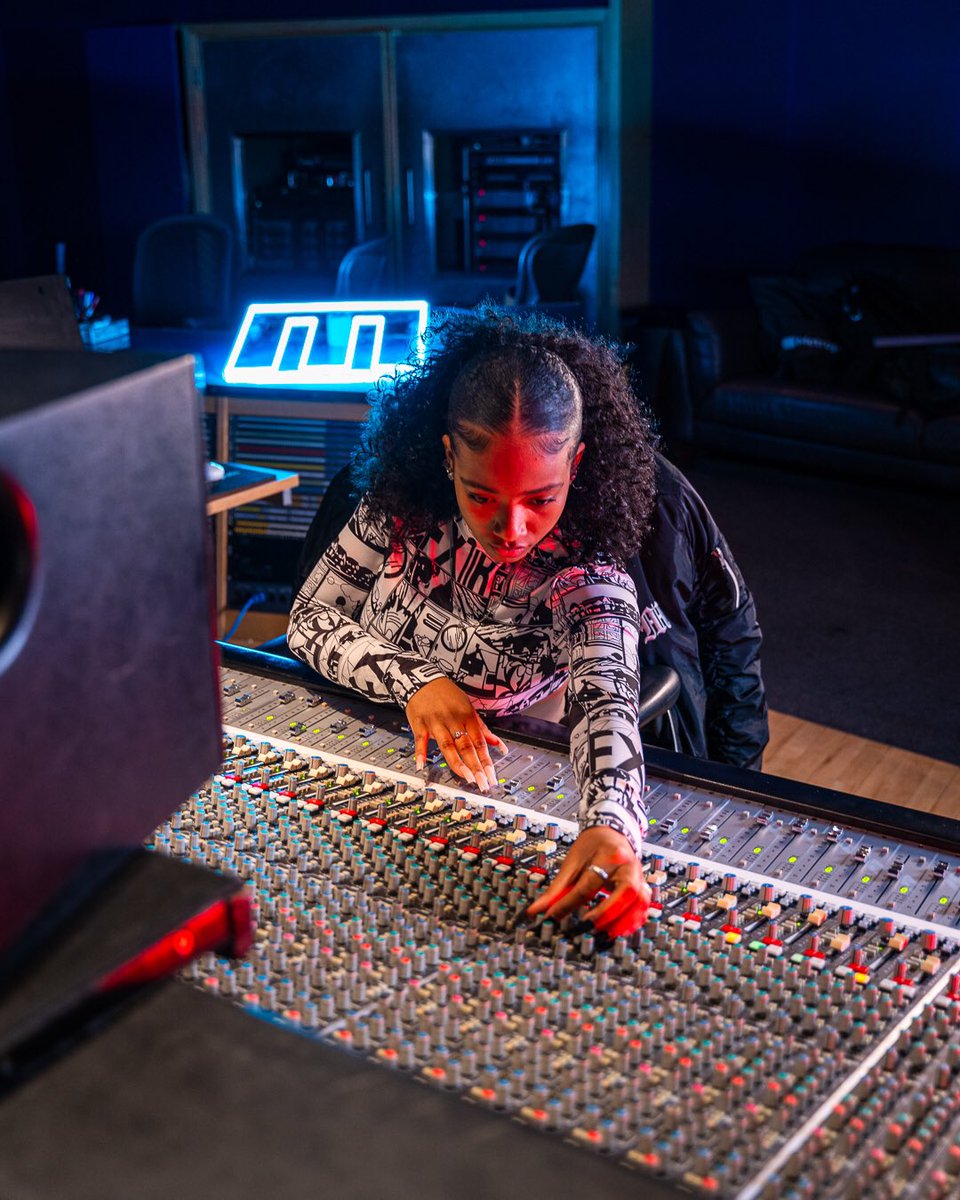 Getting ready 🎙️ for the ‘Live to Vinyl’ experience on 27th January 2024 <a href="/MetropStudios/">Metropolis Studios</a> , sponsored by <a href="/MastercardUK/">MastercardUK</a> ❤️🧡

Tickets at £35.00 include single sleeve artwork, pressed vinyl record, and shipping. 

Book your tickets here: tinyurl.com/yu43n4n5