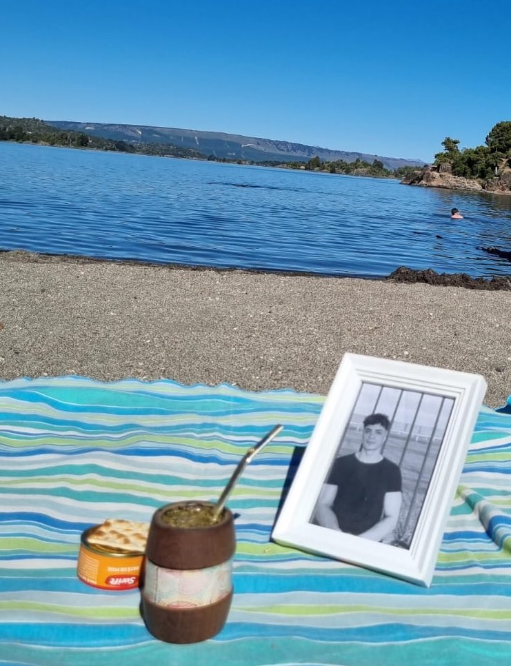 toda mi familia se fue de vacaciones y como yo no pude ir por trabajo imprimieron una foto mía y la llevaron en un portarretratos, el tema es que con el blanco y negro parece que estoy muerto