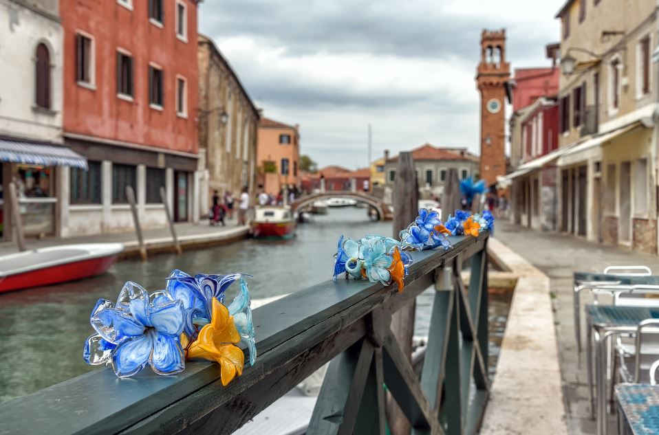 learnitalianpod's tweet photo. Murano Island is a gem in the Venetian Lagoon! 🛶✨ A short boat ride from Venice unveils a world of rich history and stunning glass artistry, making each visit a celebration of Venetian craftsmanship. A tale of beauty etched in every glass creation. 🇮🇹 #MuranoMagic https://t.co/Qit8tPjuth