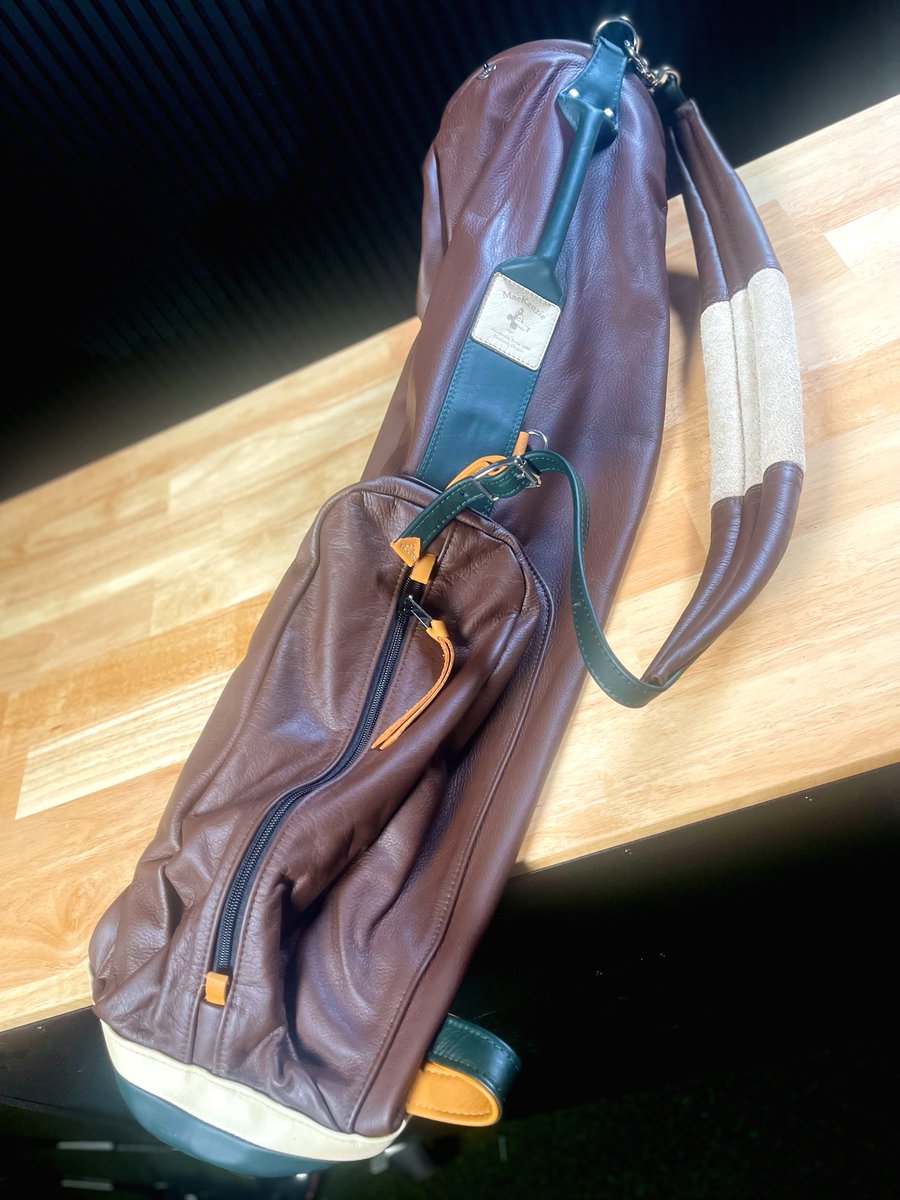 2ndSwingGolf's tweet image. How about these pristine MacKenzie golf bags for today's #TradeInTuesday find! 🤩 These finely crafted leather MacKenzie bags can function as a Sunday bag simply as a wall decoration at home or in the office. Will be available soon! bit.ly/425nDMb
#2ndswinggolf