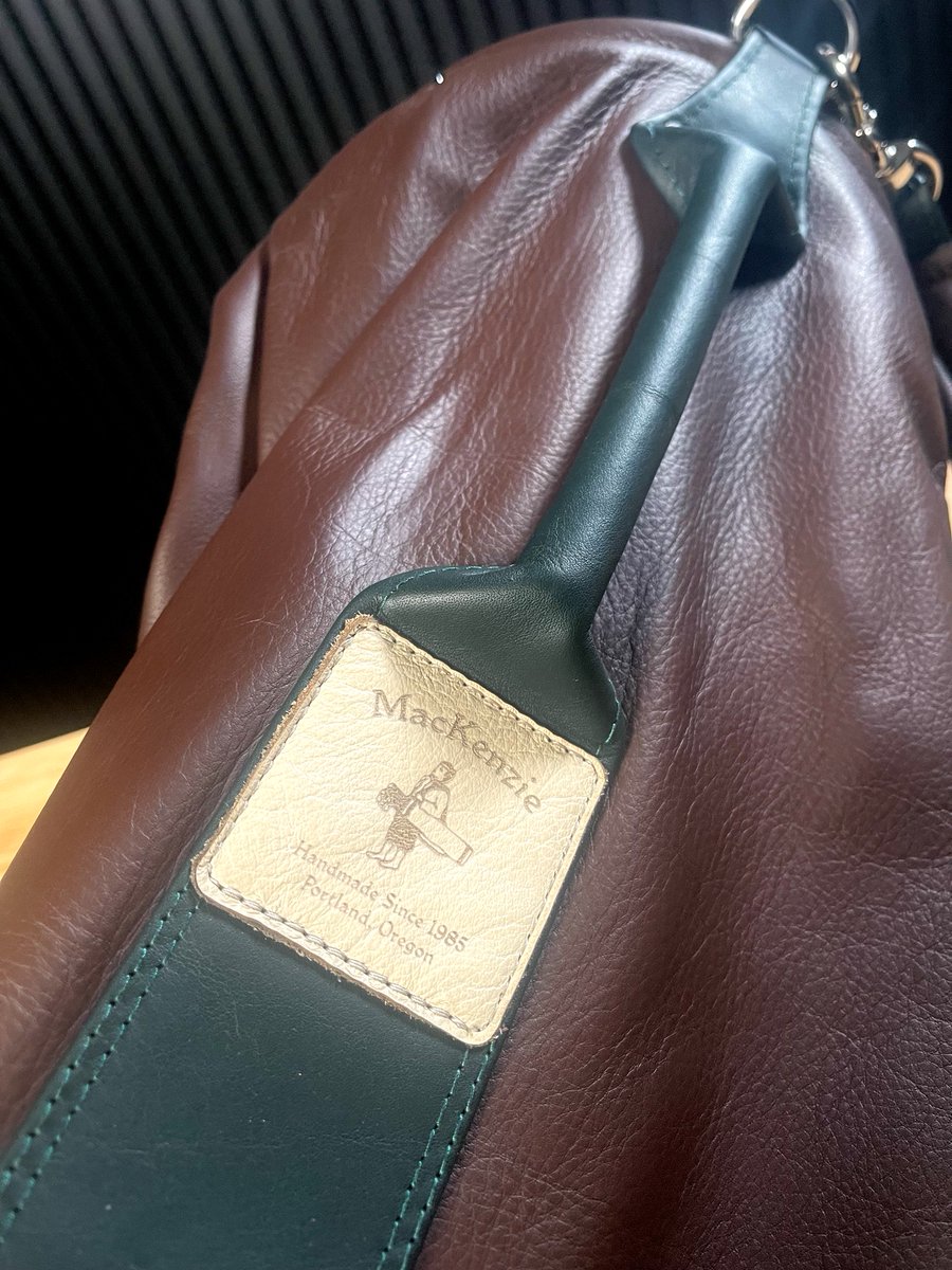 2ndSwingGolf's tweet image. How about these pristine MacKenzie golf bags for today's #TradeInTuesday find! 🤩 These finely crafted leather MacKenzie bags can function as a Sunday bag simply as a wall decoration at home or in the office. Will be available soon! bit.ly/425nDMb
#2ndswinggolf