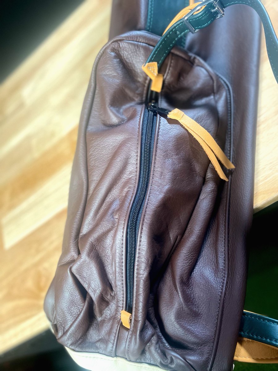 2ndSwingGolf's tweet image. How about these pristine MacKenzie golf bags for today's #TradeInTuesday find! 🤩 These finely crafted leather MacKenzie bags can function as a Sunday bag simply as a wall decoration at home or in the office. Will be available soon! bit.ly/425nDMb
#2ndswinggolf