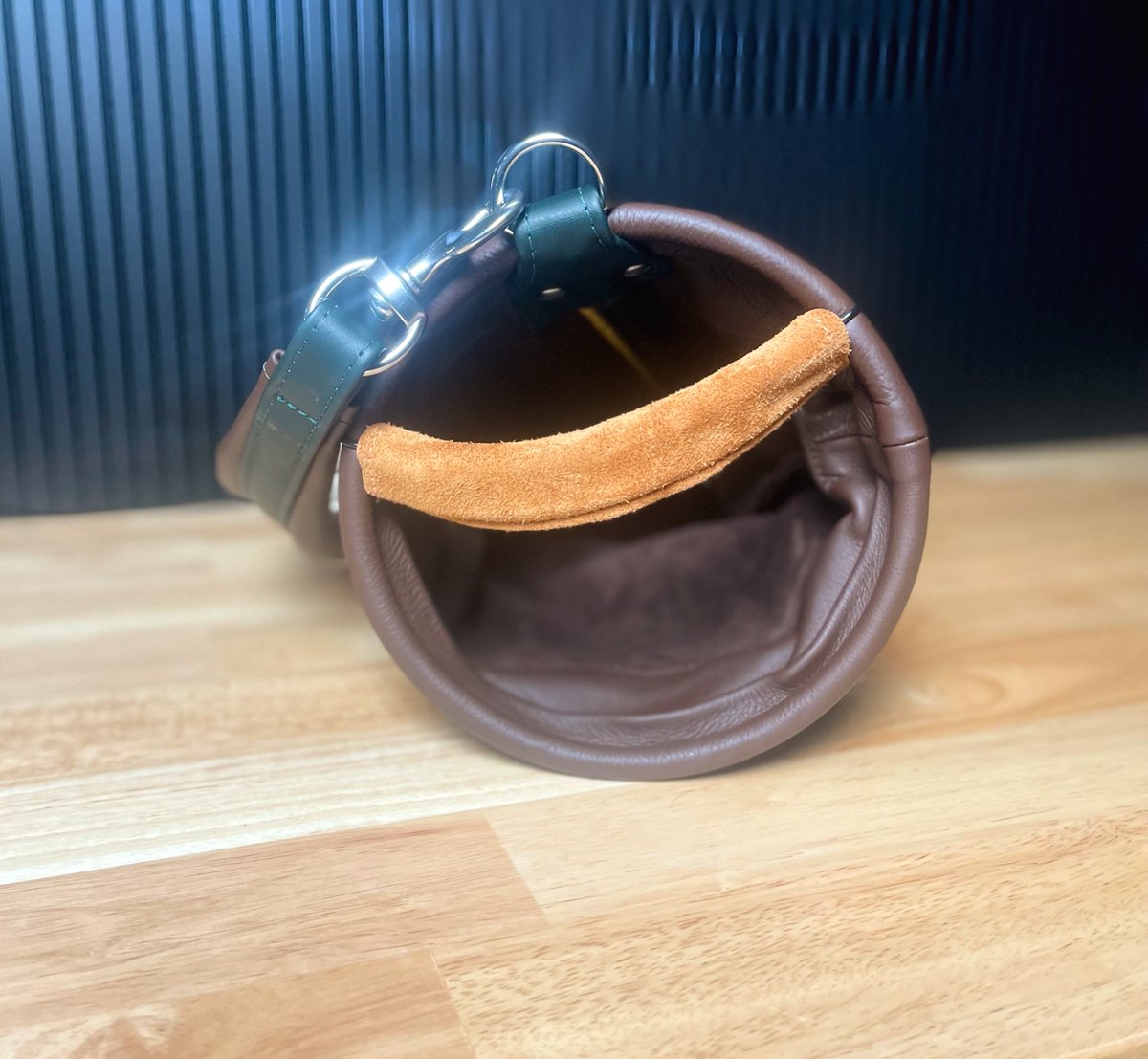 2ndSwingGolf's tweet image. How about these pristine MacKenzie golf bags for today's #TradeInTuesday find! 🤩 These finely crafted leather MacKenzie bags can function as a Sunday bag simply as a wall decoration at home or in the office. Will be available soon! bit.ly/425nDMb
#2ndswinggolf