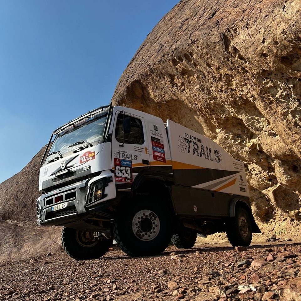 CompetitionSta's tweet photo. Départ pour la deuxième étape, avec un petit arrêt photos...Enjoy...FOLLOW THE TRAILS ...STACOMPETITION...DKR24...
#rallye #dakar2024 #rallyeraid #assistance #rallyraidassistance #stacompetition #zahidgroup #zahidtractor #cvdzahidtractor #saudiarabia #volvotrucks https://t.co/9hCirAyyrY