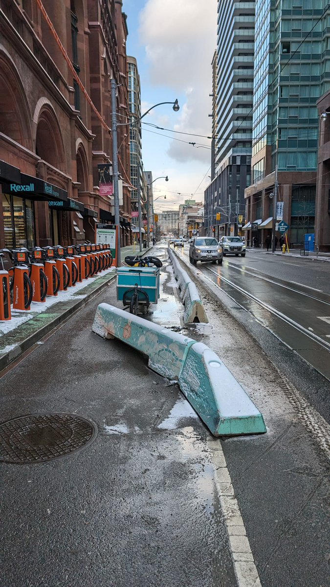 The cycling community is the best. Thanks <a href="/TheBikingLawyer/">The Biking Lawyer (Dave Shellnutt)</a>!

That's Muneer, our most tenured rider. He's delivering plant based meal kits in reusable containers from Crisper Kits. He's seen it all, but this stuff makes life on the road more dangerous for all cyclists.