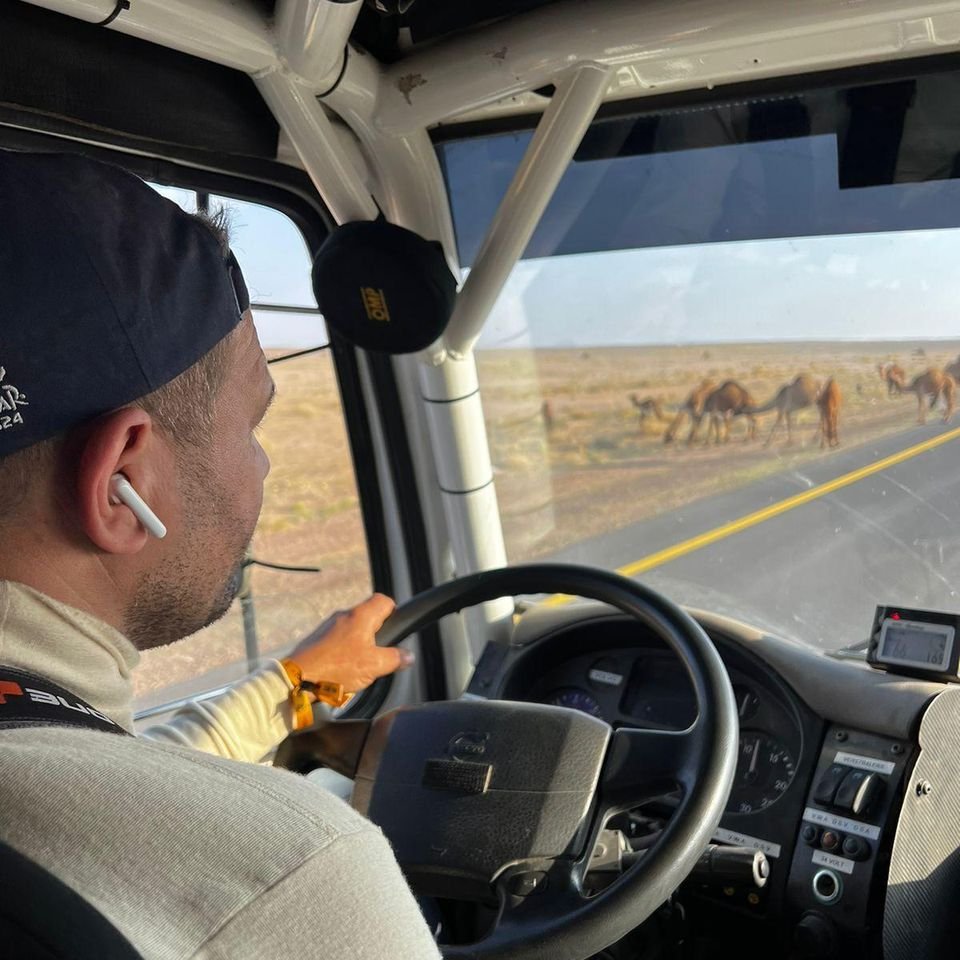 CompetitionSta's tweet photo. Départ pour la deuxième étape, avec un petit arrêt photos...Enjoy...FOLLOW THE TRAILS ...STACOMPETITION...DKR24...
#rallye #dakar2024 #rallyeraid #assistance #rallyraidassistance #stacompetition #zahidgroup #zahidtractor #cvdzahidtractor #saudiarabia #volvotrucks https://t.co/9hCirAyyrY