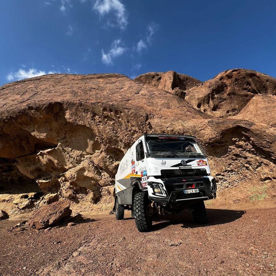 CompetitionSta's tweet photo. Départ pour la deuxième étape, avec un petit arrêt photos...Enjoy...FOLLOW THE TRAILS ...STACOMPETITION...DKR24...
#rallye #dakar2024 #rallyeraid #assistance #rallyraidassistance #stacompetition #zahidgroup #zahidtractor #cvdzahidtractor #saudiarabia #volvotrucks https://t.co/9hCirAyyrY