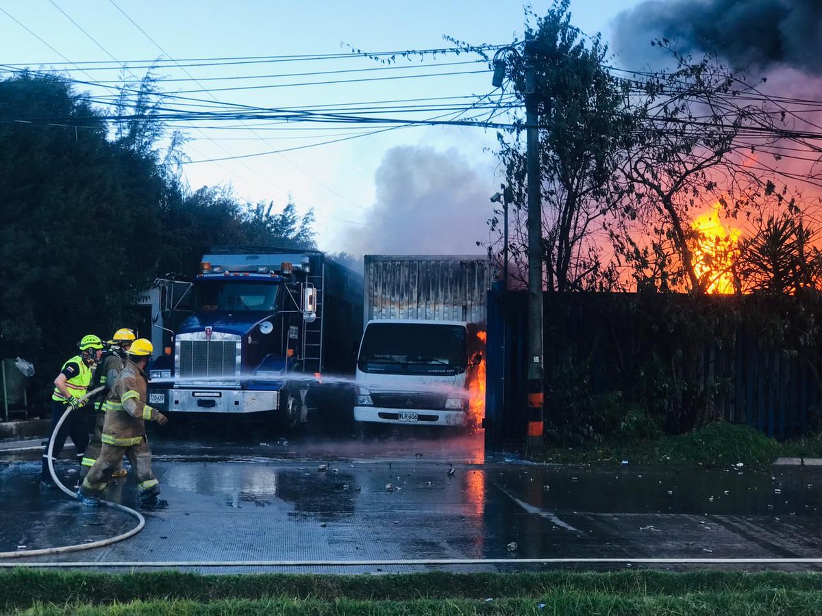 BomberosBogota's tweet photo. Bomberos de las estaciones Garcés Navas, Ferias, Puente Aranda, Chapinero, el Equipo Técnico de Rescate y el Grupo de Materiales Peligrosos apoyan a Bomberos Cundinamarca en el control de un incendio en una fábrica ubicada en el km 2.5 vía Siberia - Cota. Incidente en desarrollo https://t.co/fvNx42h0k3