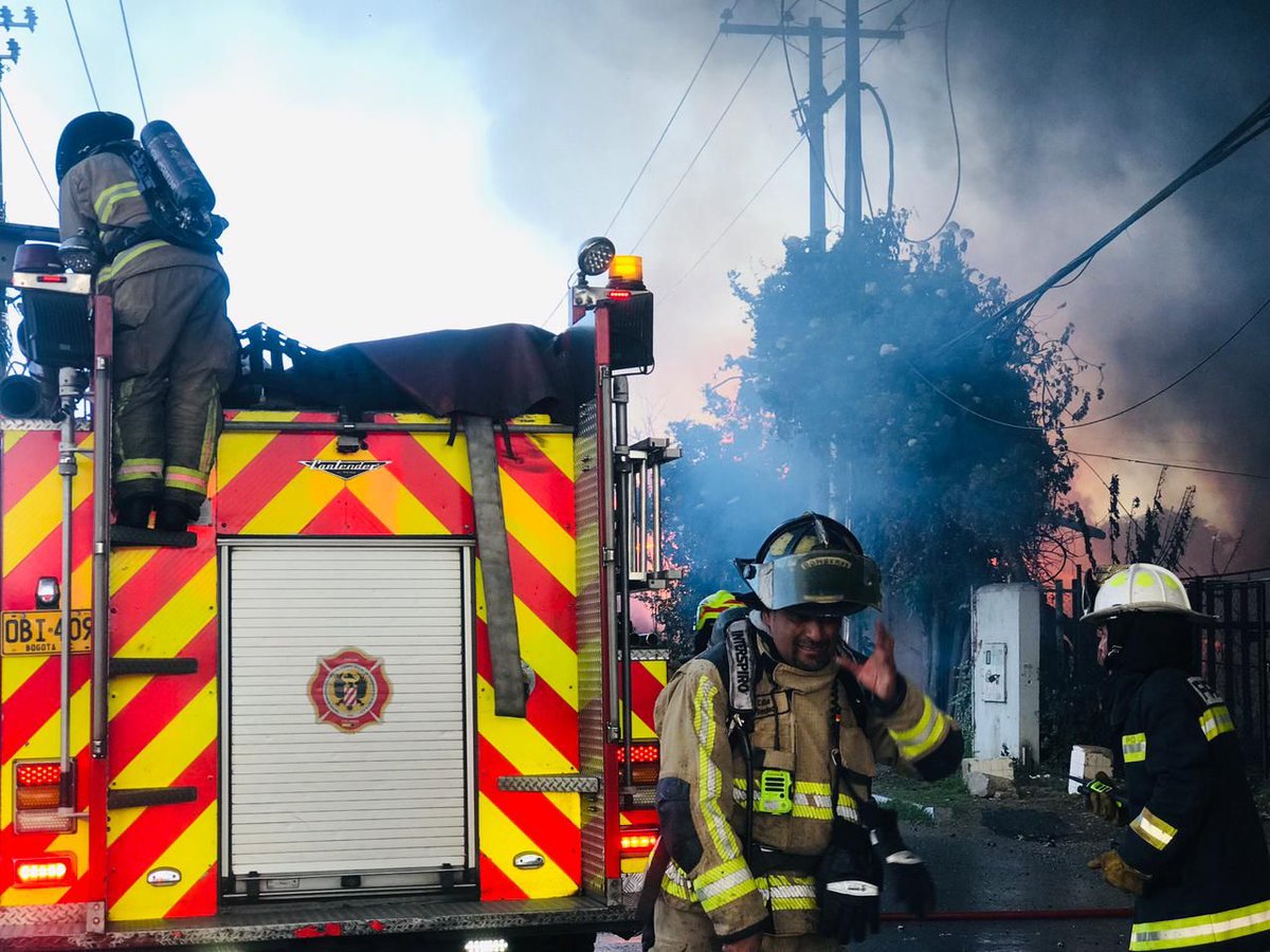 BomberosBogota's tweet photo. Bomberos de las estaciones Garcés Navas, Ferias, Puente Aranda, Chapinero, el Equipo Técnico de Rescate y el Grupo de Materiales Peligrosos apoyan a Bomberos Cundinamarca en el control de un incendio en una fábrica ubicada en el km 2.5 vía Siberia - Cota. Incidente en desarrollo https://t.co/fvNx42h0k3