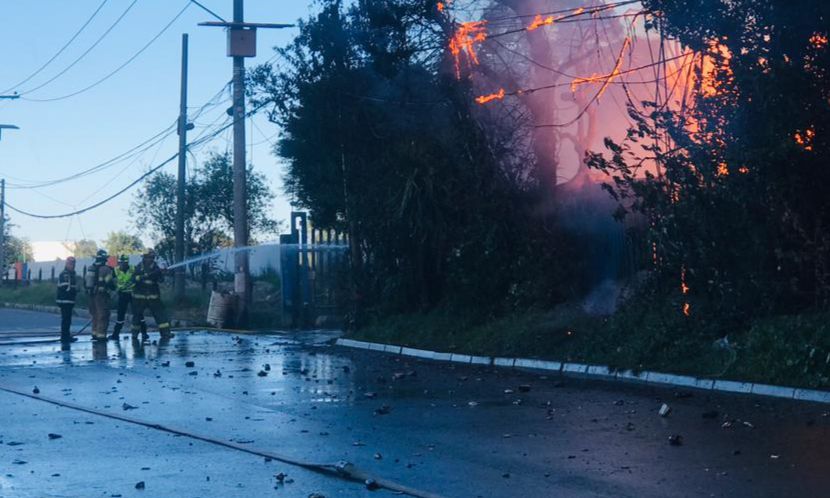 BomberosBogota's tweet photo. Bomberos de las estaciones Garcés Navas, Ferias, Puente Aranda, Chapinero, el Equipo Técnico de Rescate y el Grupo de Materiales Peligrosos apoyan a Bomberos Cundinamarca en el control de un incendio en una fábrica ubicada en el km 2.5 vía Siberia - Cota. Incidente en desarrollo https://t.co/fvNx42h0k3