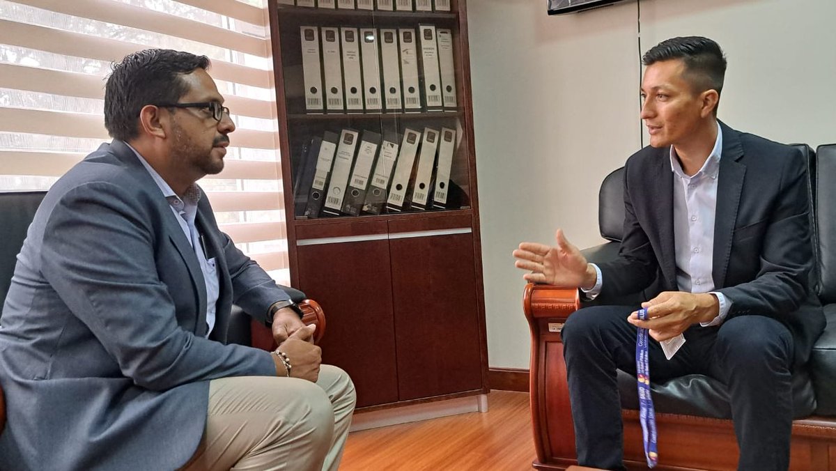Salud_Loja's tweet photo. .@MPGonzalez01 se reúne con Julio Guerrero, alcalde de #Pindal, se trató temas referentes a apoyo interinstitucional para mejorar los servicios de salud en este importante cantón de cantón de la provincia de #Loja y lograr el objetivo de #ElNuevoEcuador.
#EcuadorSinTerrorismo https://t.co/ZwjksRqDu2