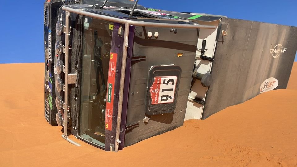 CompetitionSta's tweet photo. Journée compliquée pour le MAN 915 sur le Dakar Classic, une petite erreur, le sable qui se dérobe et le camion fini sur le flanc...
#rallye #dakar2024 #rallyeraid #assistance #dakar #rallyraidassistance #stacompetition #holeshotcompetition #dynacert #dakarclassic https://t.co/v9phqmtnhd