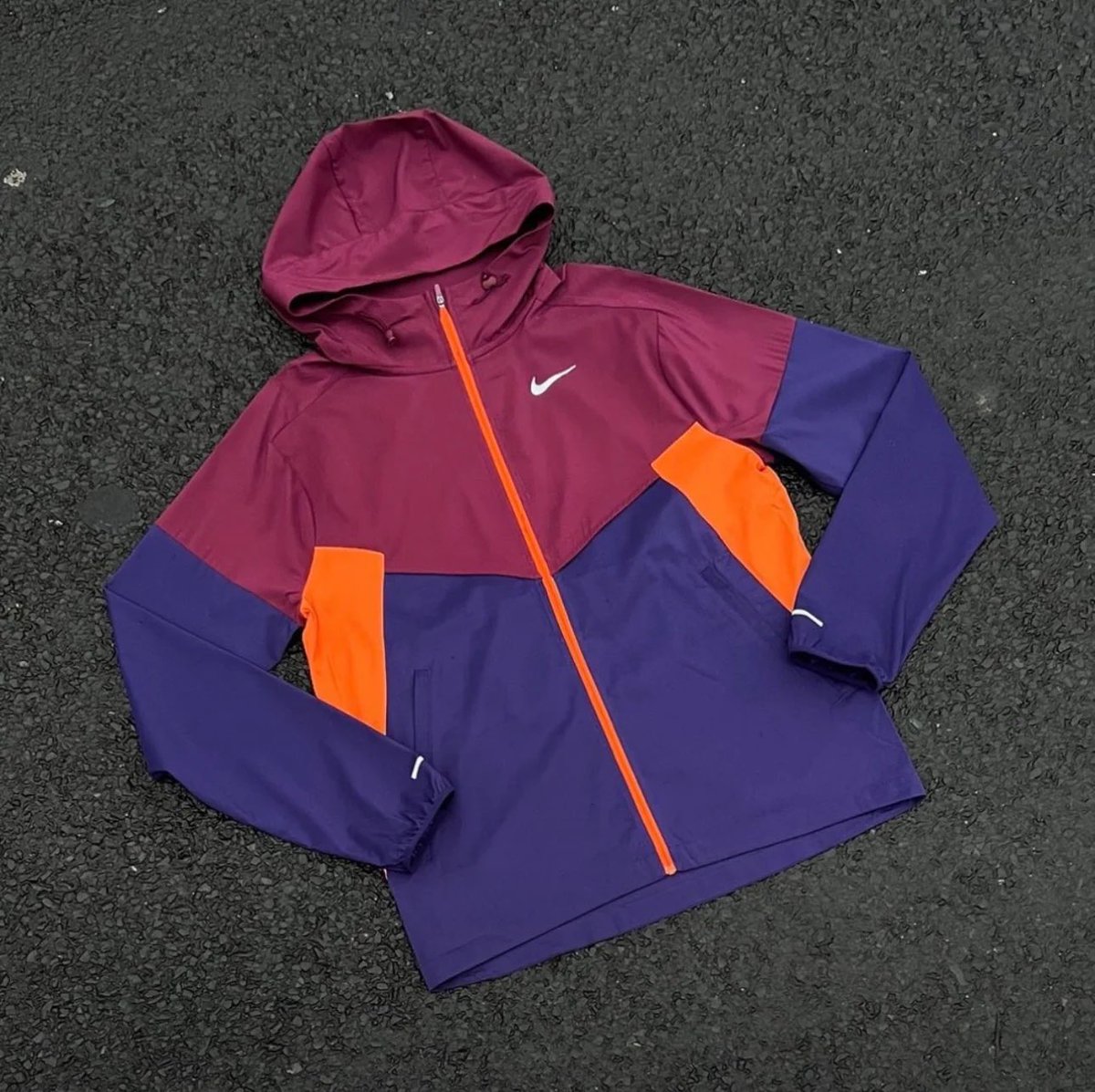 🔎 One Of Our Best Finds

🤯 Just Look At This Nike Night Maroon Windbreaker

☝️ Last One In Stock (Size Large)

⚡️ £79.99 (£99.95 RRP)