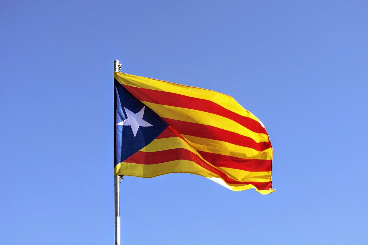 garbuix's tweet photo. 🗳️"Aquest text no va de política. No va d’independentisme català ni de  patriotisme espanyol, no va de dretes ni d’esquerres, ni de fatxes ni de  comunistes…"
Llegiu l'article del KA i sabreu de què va realment...
https://t.co/QiNdXnJkft https://t.co/3lnjRg4BIi